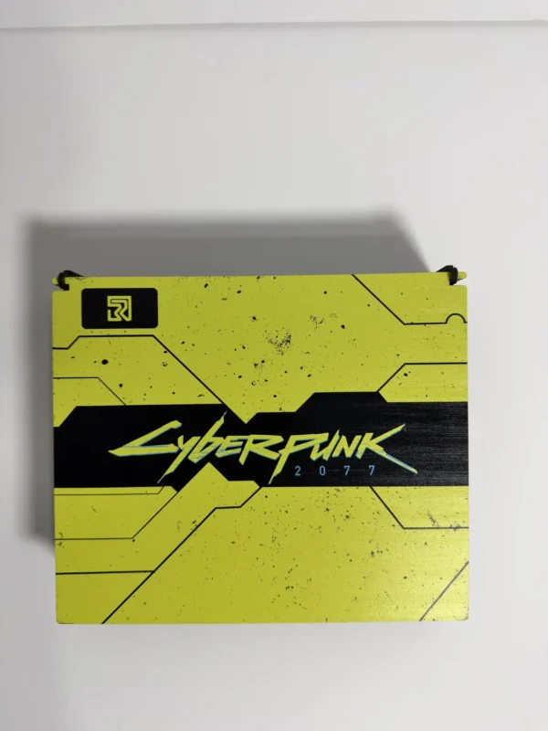 Caja de madera cerrada de Cyberpunk 2077 con logo impreso en UV de alta calidad