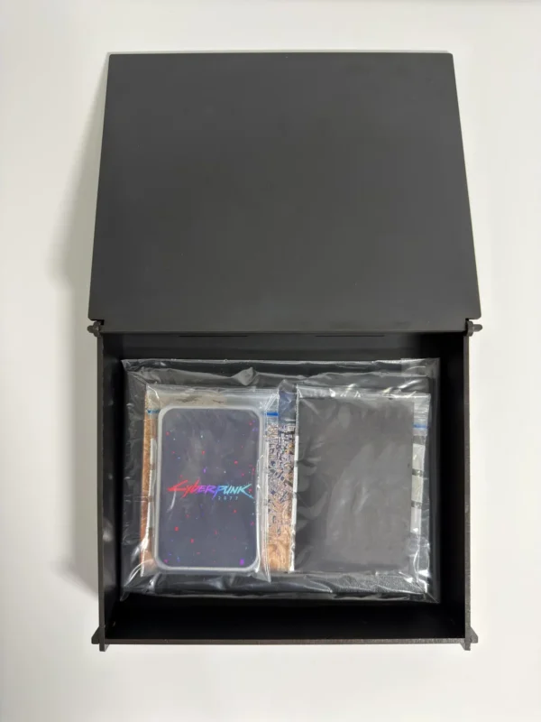 Interior de la caja de coleccionista Cyberpunk 2077 con todos los objetos organizados