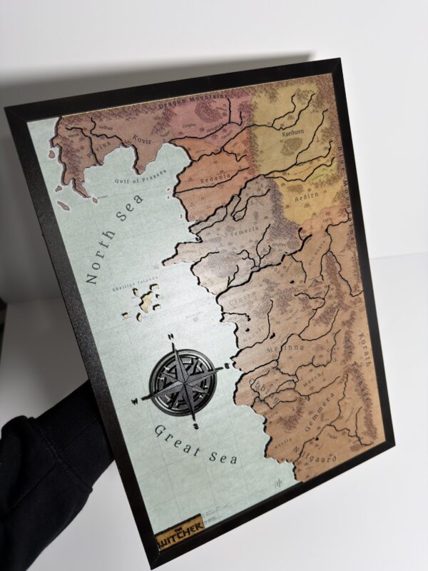 El continente cuadro decorativo Mapa de madera The Witcher con textura en relieve e impresión UV