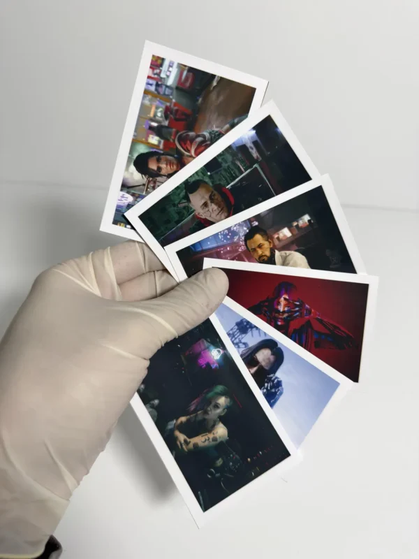 Set de fotografías coleccionables de personajes clave de Cyberpunk 2077.