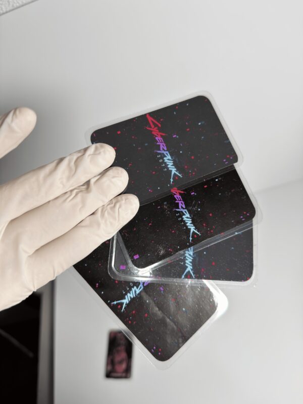 card tarot cyberpunk back Persona sosteniendo carta de tarot cyberpunk mostrando el tamaño y acabado