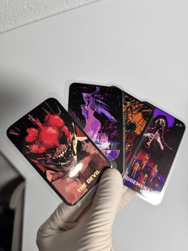 carta cyberpunk 2077 tarot arcanos pack calidad Detalle artístico de carta de tarot cyberpunk con colores magenta y azul