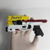 cyberpunk 2077 gun Persona sosteniendo la réplica de Skippy mostrando el tamaño real del modelo