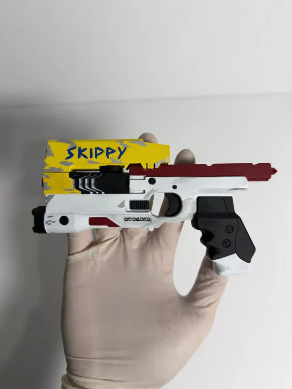 cyberpunk 2077 gun Persona sosteniendo la réplica de Skippy mostrando el tamaño real del modelo