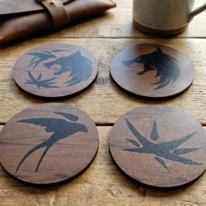 posavasos the witcher Set de 4 posavasos de madera de The Witcher con símbolos del lobo y la golondrina