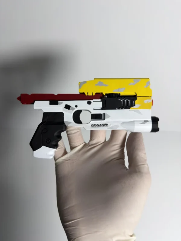 skippy Persona sosteniendo la réplica de Skippy mostrando el tamaño real del modelo