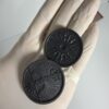 detalles grabados de los escudos y efigies de las monedas de Temeria y Redania