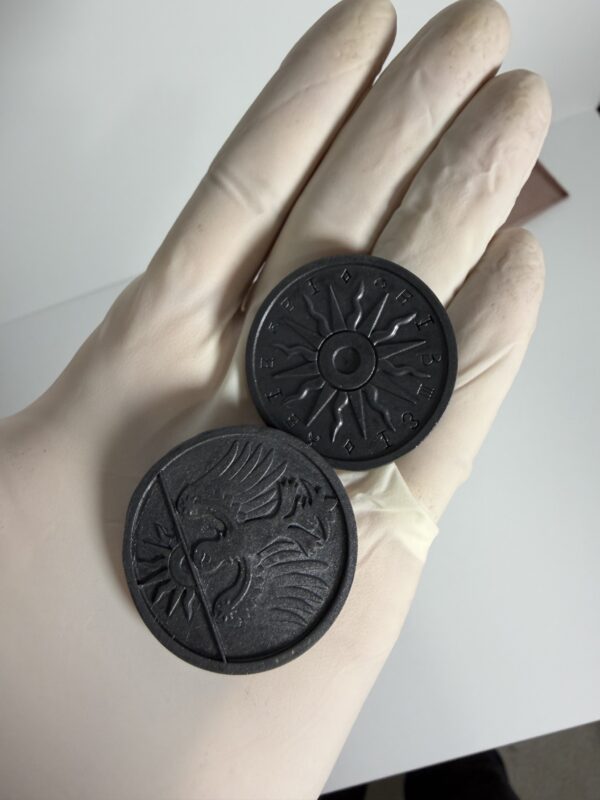 detalles grabados de los escudos y efigies de las monedas de Temeria y Redania