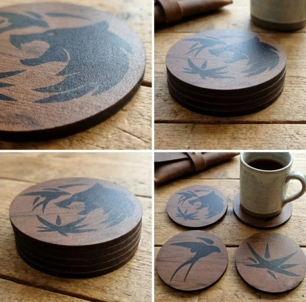 Detalle de la textura y acabado de impresión UV en posavasos de The Witcher